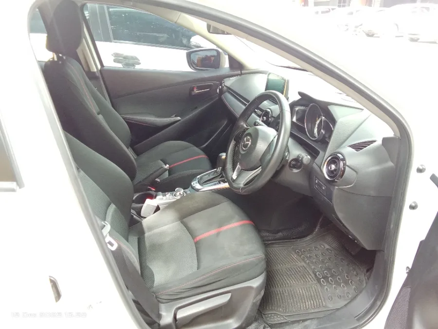 Foto Mobil Bekas Kabin Depan Mazda 2 1.5 GT Skyactiv tahun 2015